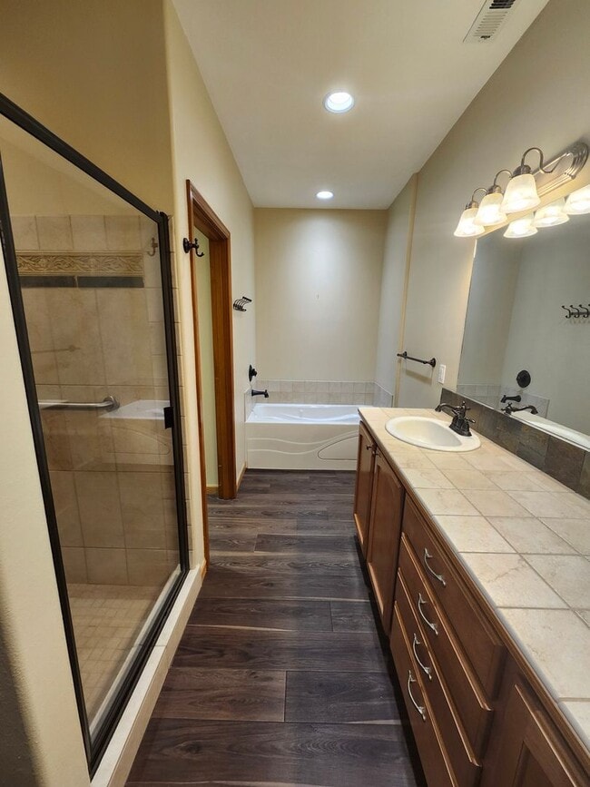 Building Photo - Tuscan-Style Townhome for Rent – Prime Ken...