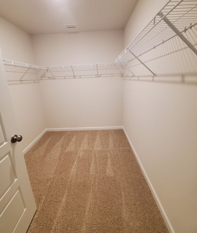 Building Photo - Gorgeous and Spacious 4 Bedroom, 2 Bath Op...