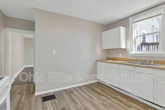 Building Photo - 793 E Starr Ave