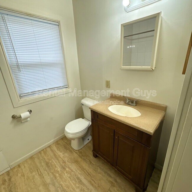 Building Photo - 3955 N Girard Ave