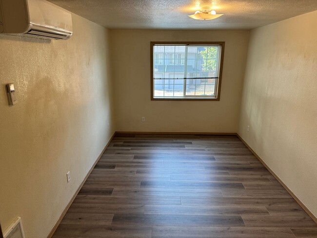 Building Photo - Freshly updated 3 bedroom 2 bathroom duple...