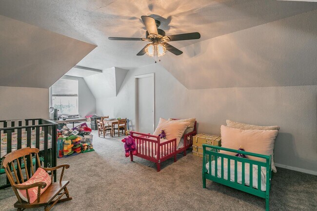 Building Photo - Charming Bungalow - Arlington Heights