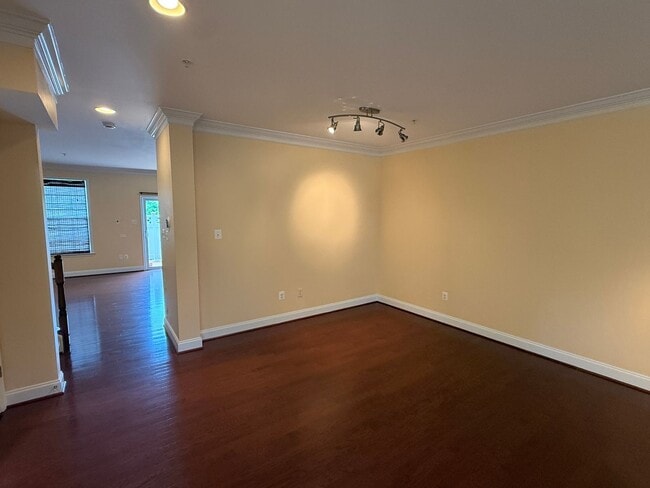 Building Photo - ACT FAST! 4 Bedroom Townhome in Desirable Gateway Overlook Community!