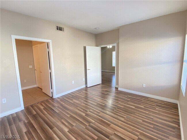 Building Photo - 3400 Cabana Dr