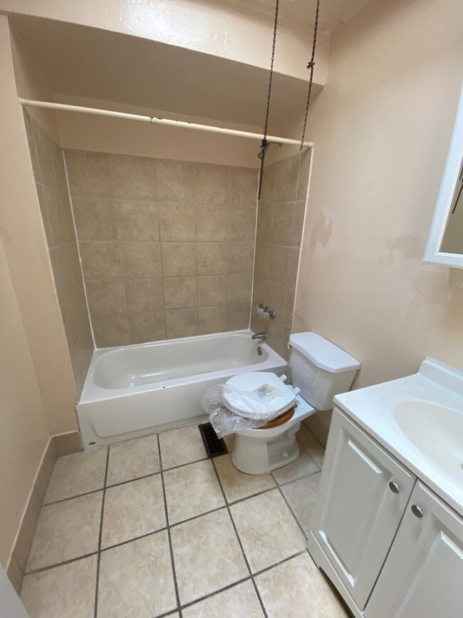 Building Photo - Newly Renovated 3 Bedroom and 1 Bathroom T...