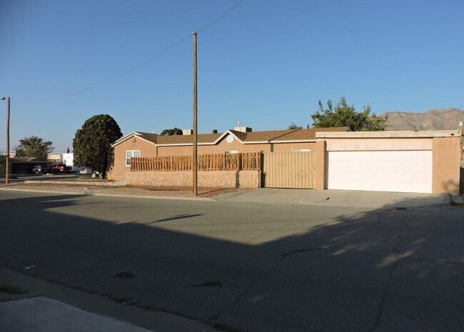 Building Photo - Spacious 3bed 2bath with Large Backyard!