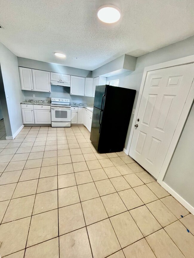 Building Photo - 39500 Lincoln Ave