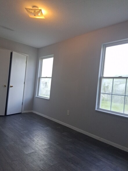 Building Photo - 133 W Warren Ave