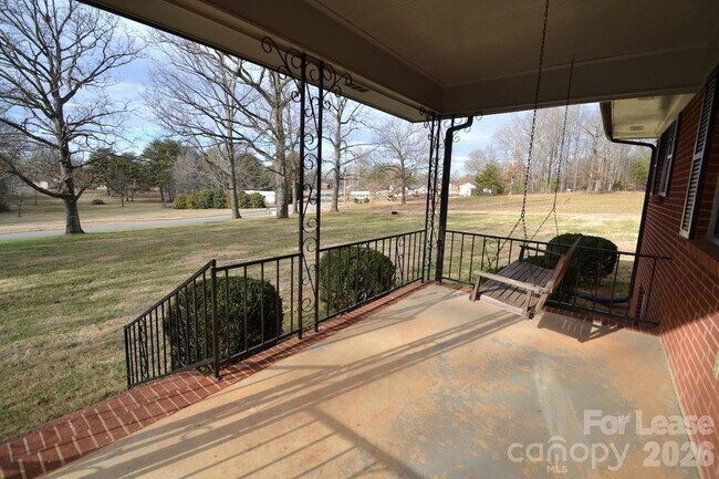Building Photo - 2590 Otis Dellinger Rd