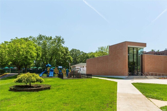 Building Photo - 211-6 75th Ave