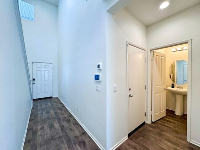 Building Photo - Beautiful 3 bedroom Town house available f...