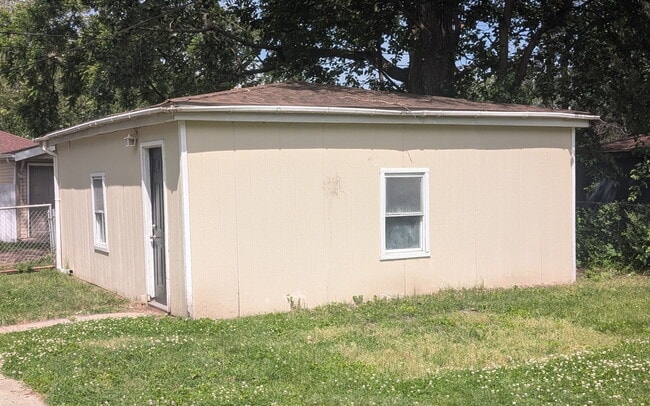Building Photo - 14610 Blackstone Ave