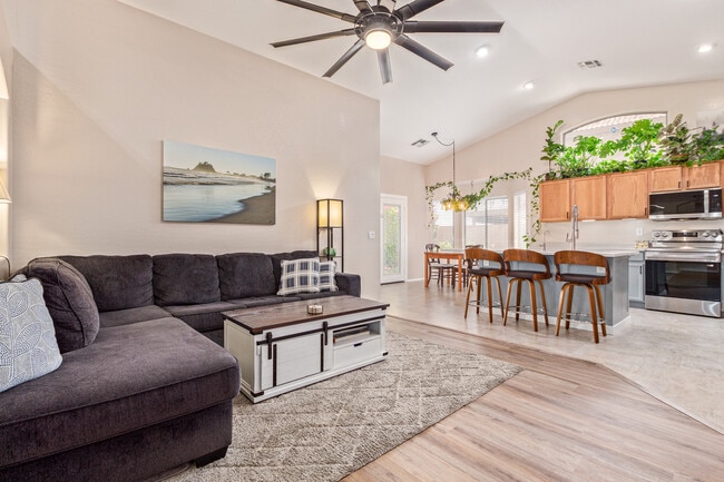 Building Photo - 543 S Wildrose