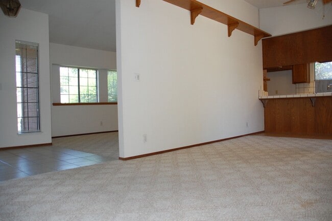 Building Photo - 4 bed 2 bath 3 car in Roseville