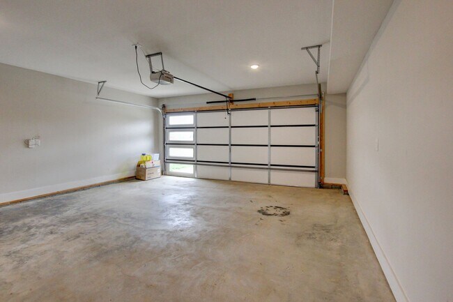 Building Photo - Whoa....this is sharp and new in every roo...