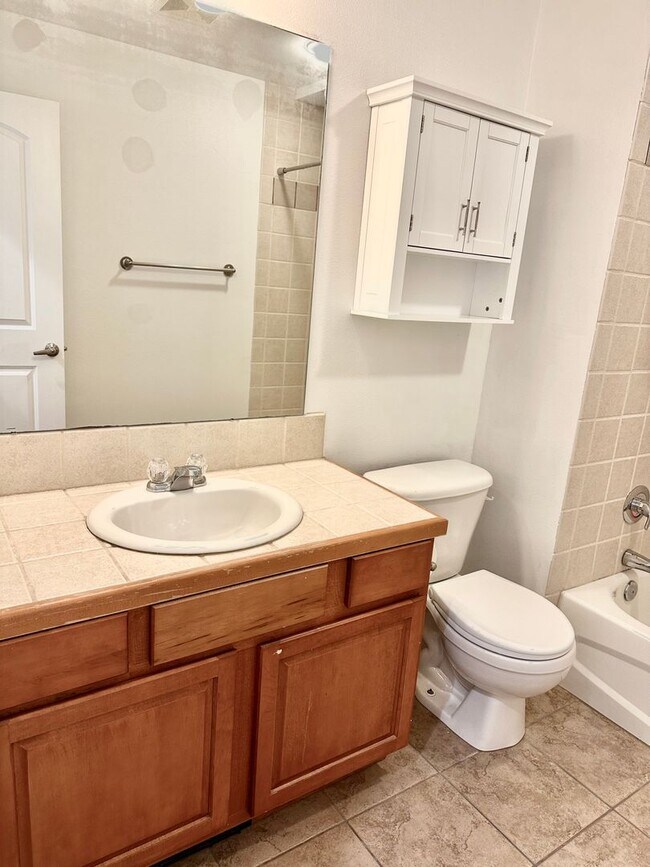 Building Photo - Modern 3 bedroom, 2.5 bathroom Townhome in Mapleleaf!