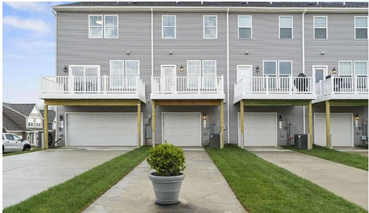 garage & extra space - 10 Coolidge Ave