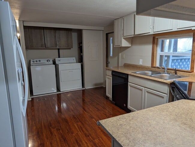Building Photo - 3 bedroom 2 bath Orchards house with SHOP!
