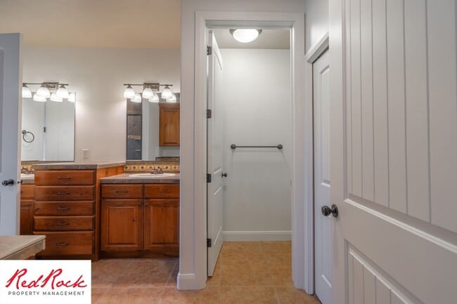 Building Photo - Remarkable 3 Bedroom Condo Next to Sunbroo...