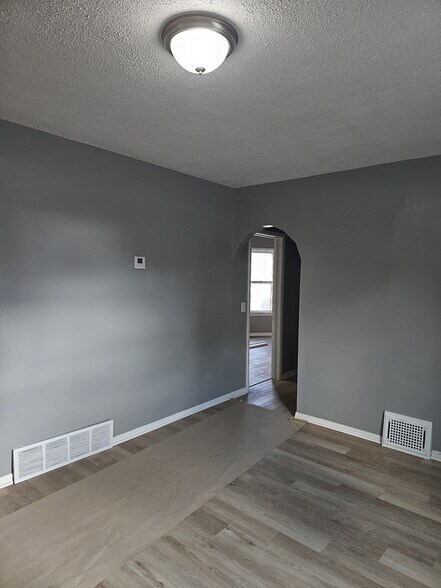 Building Photo - 7815 Rosewood Ave