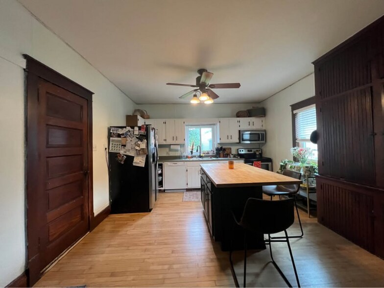 Building Photo - 605 Barrie St