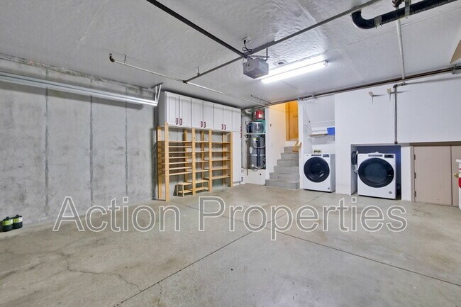 Building Photo - 158 Holly Ct