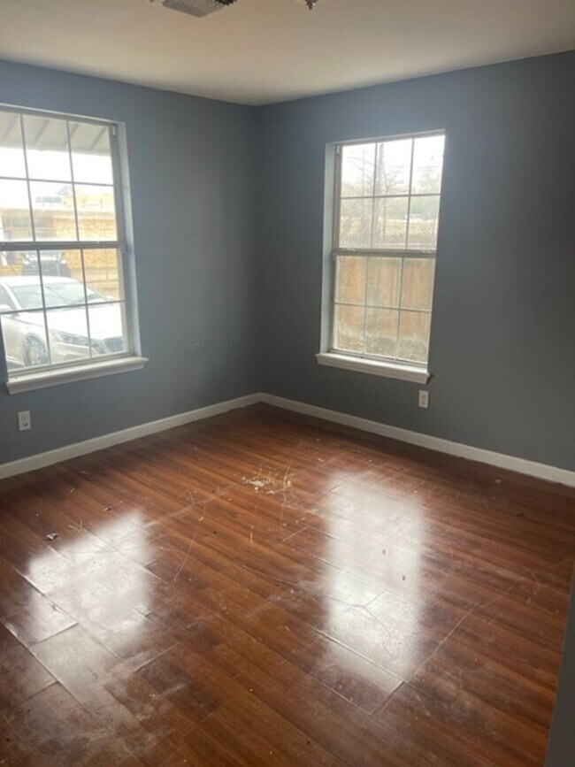 Building Photo - 106 E 75th St