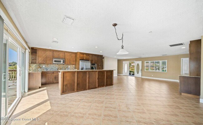 Building Photo - 335 Arrowhead Ln