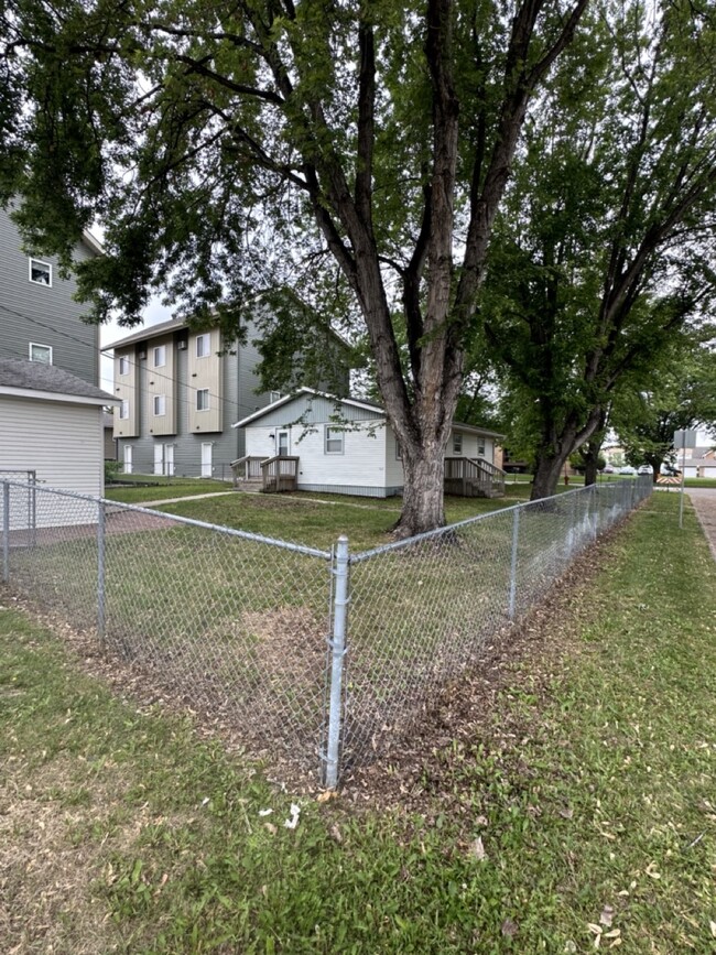 Building Photo - 1514 10th Ave N