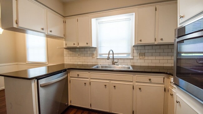 Building Photo - Beautiful home available today!