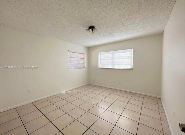 Building Photo - 1630 W 46th St