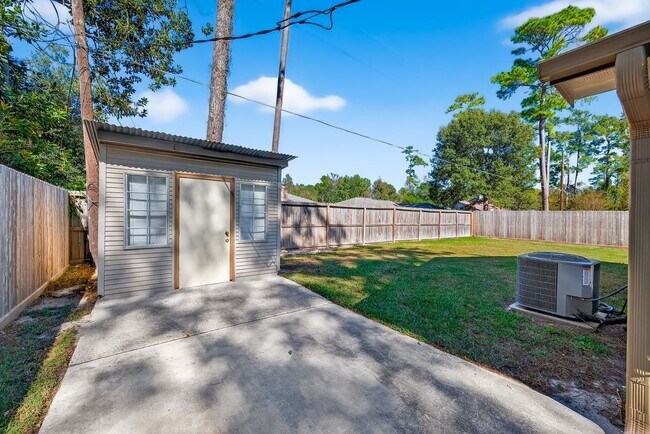 Building Photo - 2103 Woodway Dr