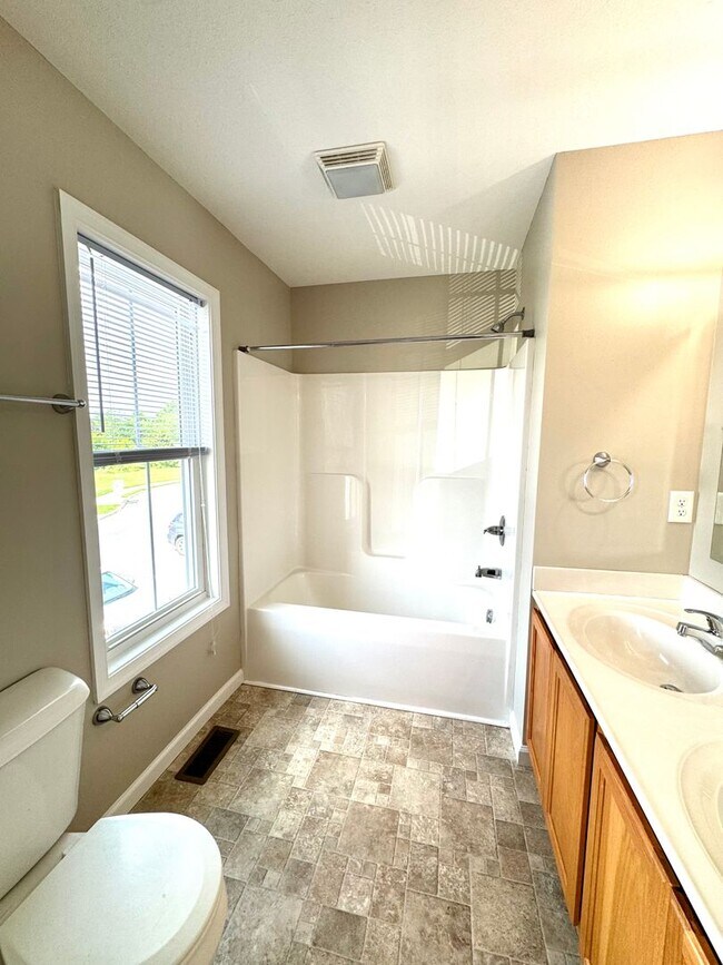 Building Photo - Town House For Rent