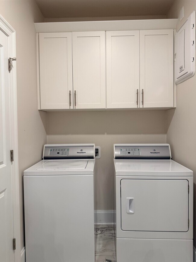 Building Photo - 5742 Vlg Rdg Ln