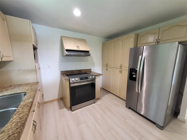 Building Photo - 825 Cremona Ave