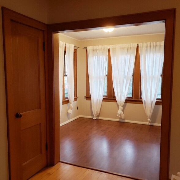 Sunroom - 3360 S Kinnickinnic Ave