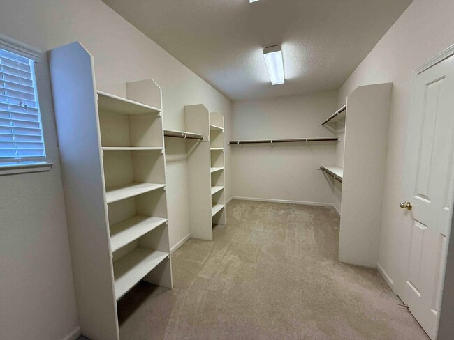 Building Photo - Absolutely Gorgeous Home in Gated Rosevill...