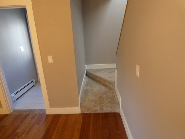 Building Photo - 98 Maple St