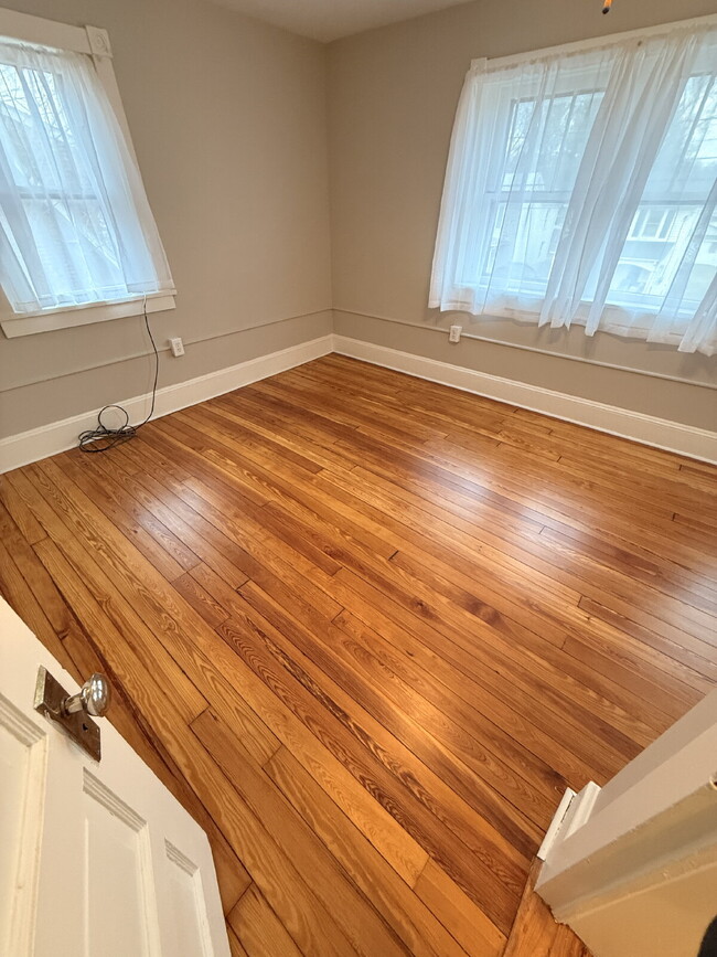 Building Photo - 627 Warren Ave.