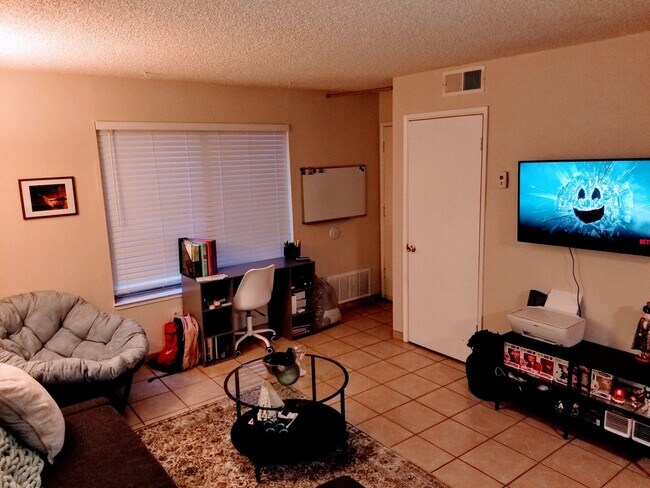 Building Photo - 1 Bed, 1 Bath. Condo! Next to the Heart of NAU Campus!  - Students & Cats OK!! NO Dogs! Avail. Ma...