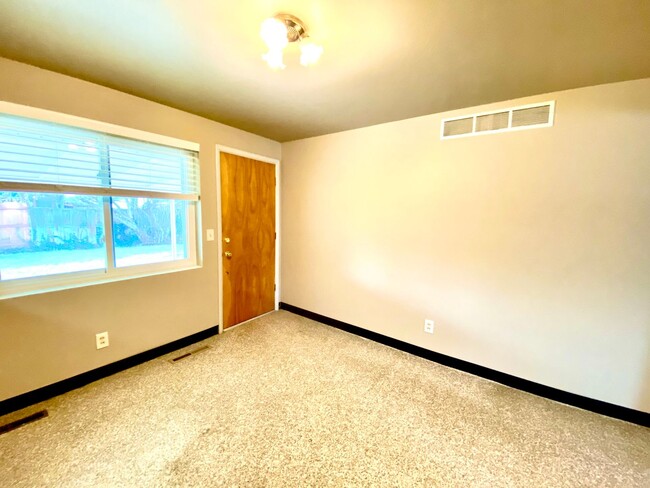 Building Photo - 3 Bedroom, 2 Bathroom Single Level Home ne...