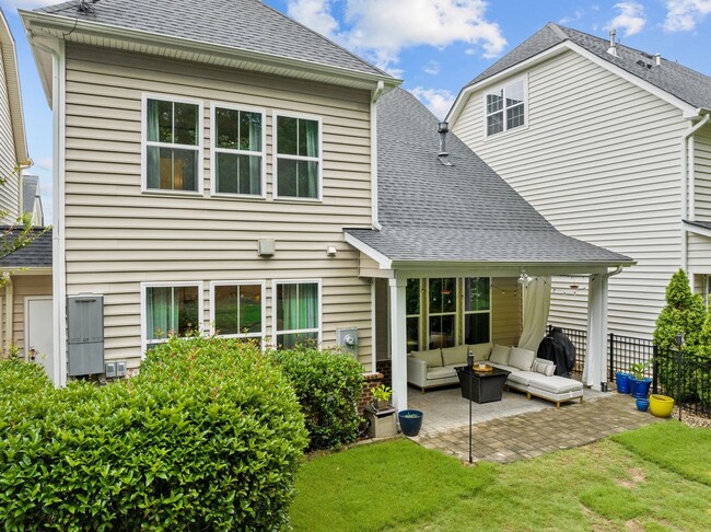 Building Photo - Gorgeous 3 Bedroom Townhome w/ Premium Fin...