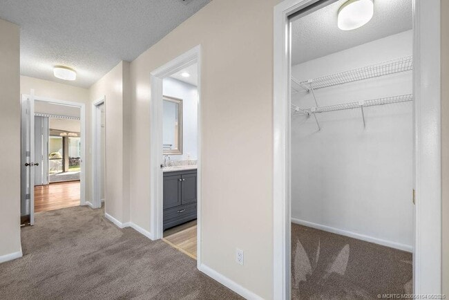 Building Photo - 2386 SW Creekside Dr