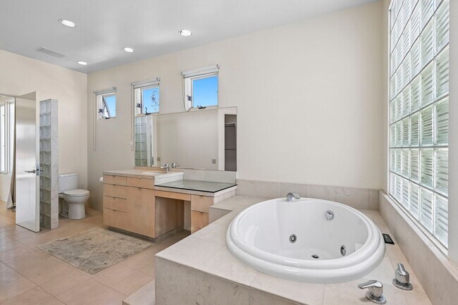 Building Photo - Gorgeous 3 Bed/3 Ba Home Tucked Away in th...