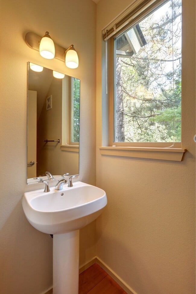 Building Photo - Gorgeous 3BR 2.5BA Issaquah Town Home Avai...