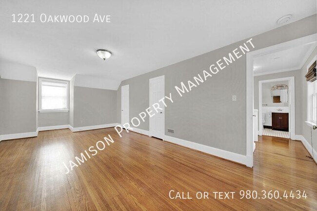 Building Photo - 1221 Oakwood Ave