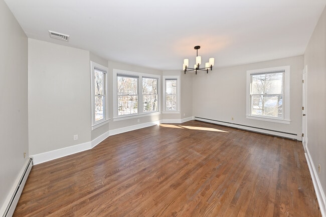 Building Photo - 62 Elm St