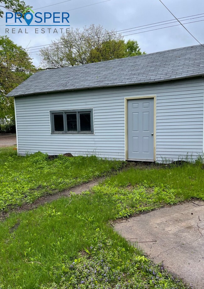 Building Photo - 826 Menomonie St