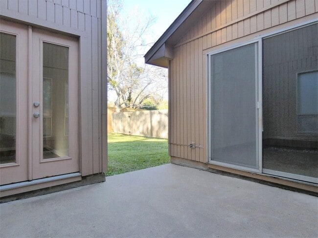 Building Photo - 606 Golfview Dr