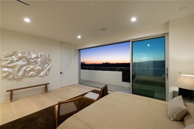 Building Photo - 838 N Doheny Dr